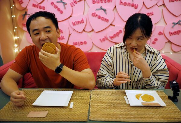 Поклонники популярного сериала Netflix «Игра в кальмара» в кафе Brown Butter в Сингапуре - Sputnik Казахстан