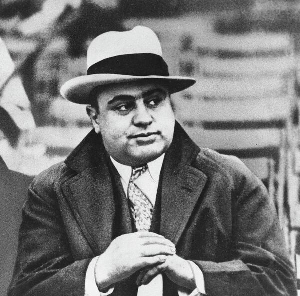 Чикагский гангестер Аль Капоне на футбольном матче в Чикаго, архивное фото - Sputnik Қазақстан