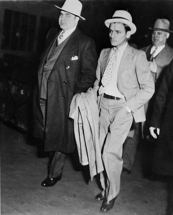 Аль Капоне перед тем, как его посадили в тюрьму Атланты 3 мая 1932 года за неуплату налогов, архивное фото - Sputnik Қазақстан
