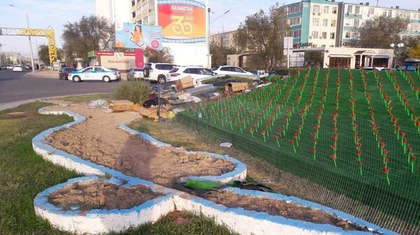 Вместо газона в Актау устанавливают пластиковое Цветочное поле за 15 миллионов бюджетных денег - Sputnik Казахстан