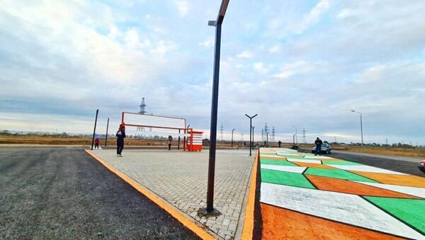Семиметровую скамью установили в парке Сарани - Sputnik Казахстан
