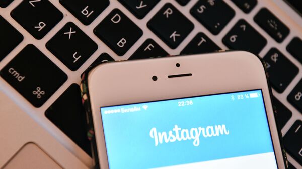 Страница социальной сети Instagram на экране смартфона - Sputnik Казахстан