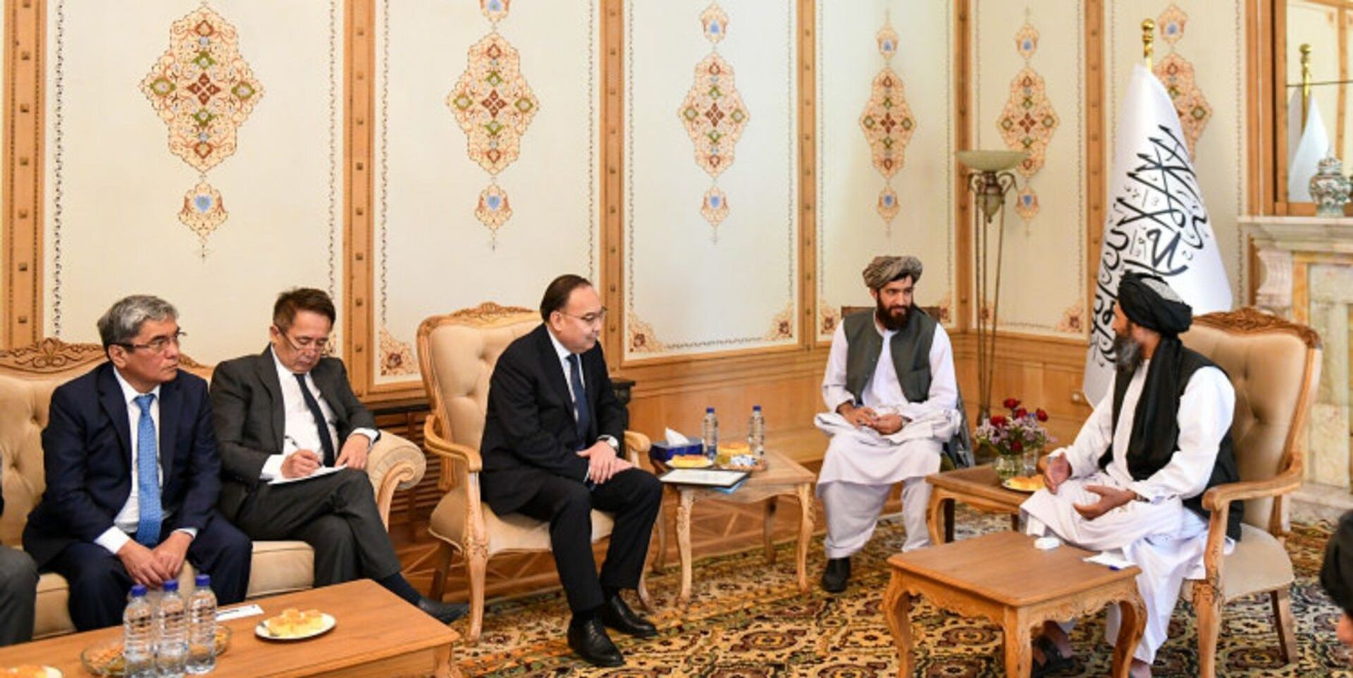 Казахстанская делегация встретилась с представителями Талибана* в Кабуле - фото - Sputnik Казахстан, 1920, 17.10.2021