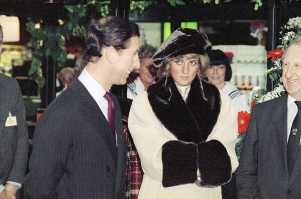 Принцесса Диана во время посещения торгового центра в Германии, 1987 год. - Sputnik Казахстан