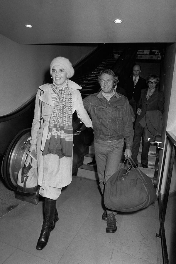 Америкалық актер Стив Маккуин мен оның әйелі актриса Али Макгроу, 1973 жыл. - Sputnik Қазақстан