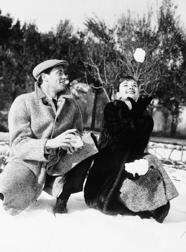 Актриса Одри Хепберн с мужем во время игры в снежки в Риме , 1956 год. - Sputnik Казахстан