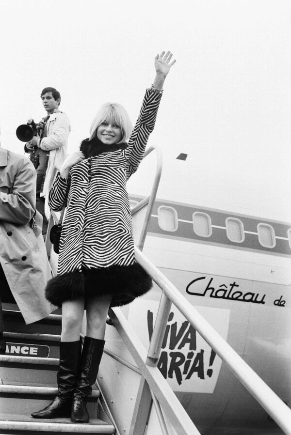 Актриса Брижит Бардо во время посадки в самолет во Франции, 1965 год. - Sputnik Казахстан