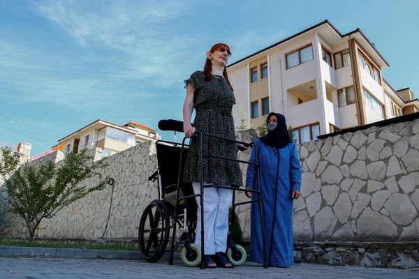 Самая высокая женщина в мире Румейса Гельги позирует со своей матерью Сафие Гельги во время пресс-конференции, Турция - Sputnik Казахстан