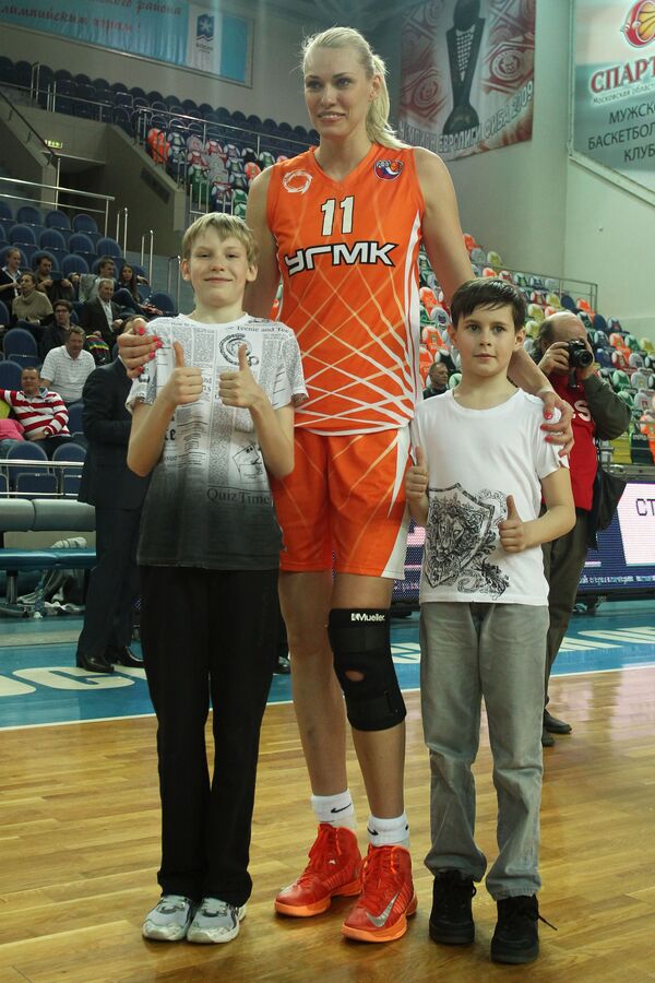 Игрок баскетбольного клуба УГМК Мария Степанова с сыном Николаем - Sputnik Казахстан