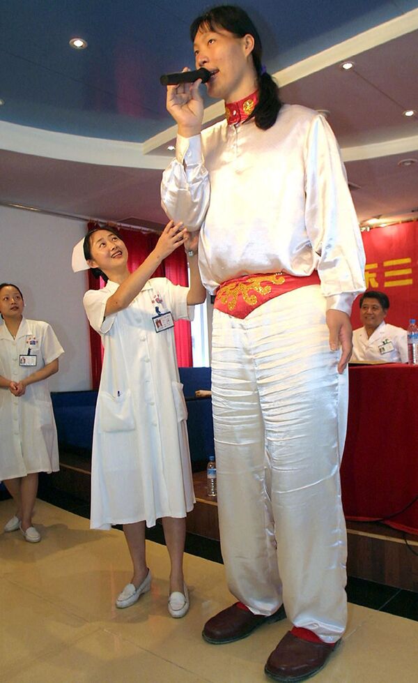  Самая высокая женщина в Азии Яо Дефэн благодарит врачей в больнице Санджиу, Китай  - Sputnik Казахстан