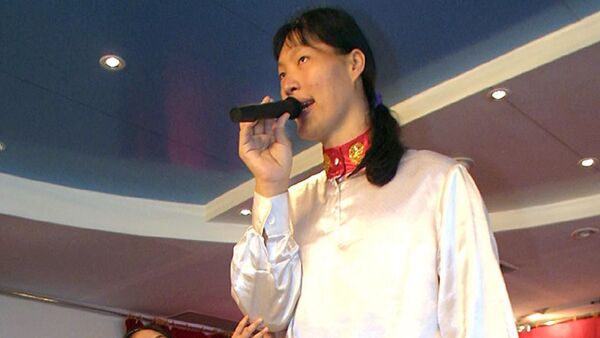  Самая высокая женщина в Азии Яо Дефэн благодарит врачей в больнице Санджиу, Китай  - Sputnik Қазақстан