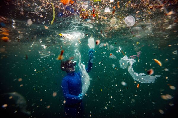 Снимок Новая опасность для подводного мира: отходы COVID-19 турецкого фотографа Шебнема Кошкуна, получивший гран-при конкурса имени Стенина - Sputnik Казахстан
