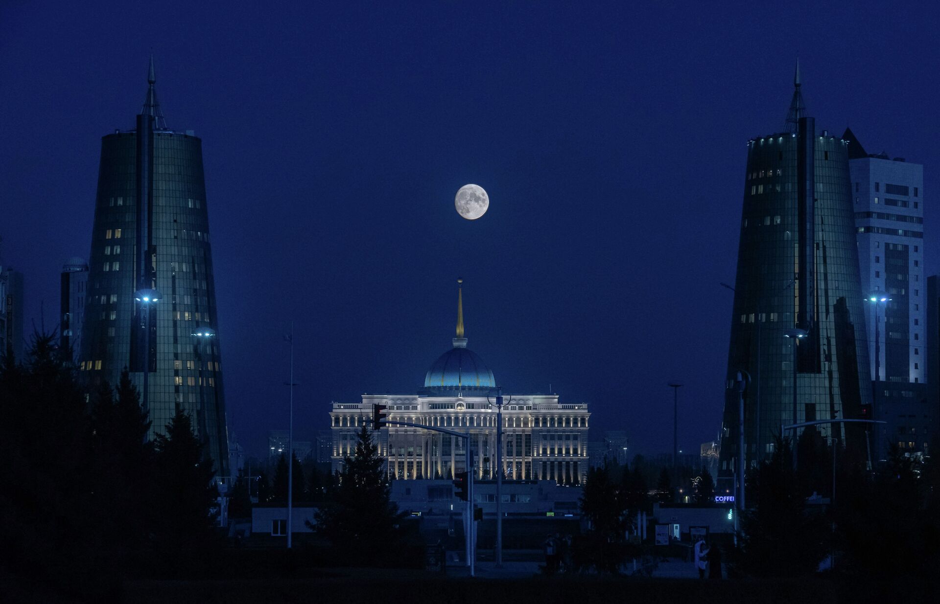 Виды города Нур-Султан ночью. Луна над Акордой - Sputnik Казахстан, 1920, 05.11.2022