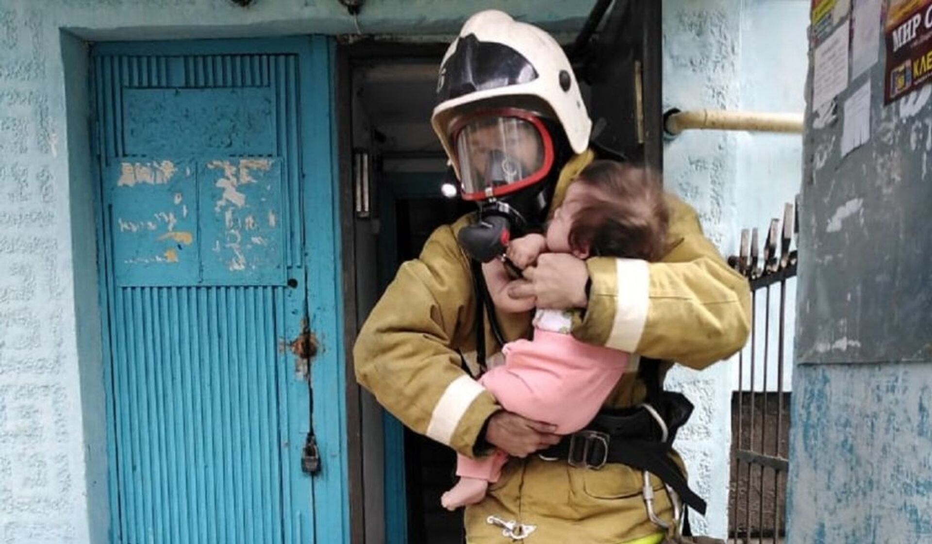 Фотографии спасенных. МЧС спасает детей. Пожарный спасает ребенка. Спасение людей из пожара. Спасение ребенка на пожаре.