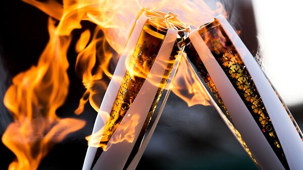 Факелы с Олимпийским огнём во время эстафеты  - Sputnik Қазақстан