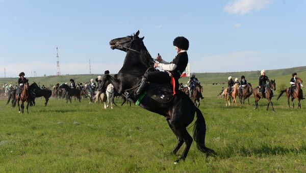 Участники массового конного перехода по Терскому хребту в Чечне. - Sputnik Казахстан