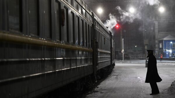 Проводник поезда на перроне возле пассажирского поезда  - Sputnik Казахстан