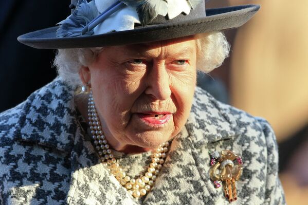 На этой фотографии из файла, сделанной 19 января 2020 года, королева Великобритании Елизавета II уходит после посещения церковной службы в церкви Святой Марии Девы Марии в Хиллингтоне, Норфолк, восточная Англия. - Sputnik Казахстан