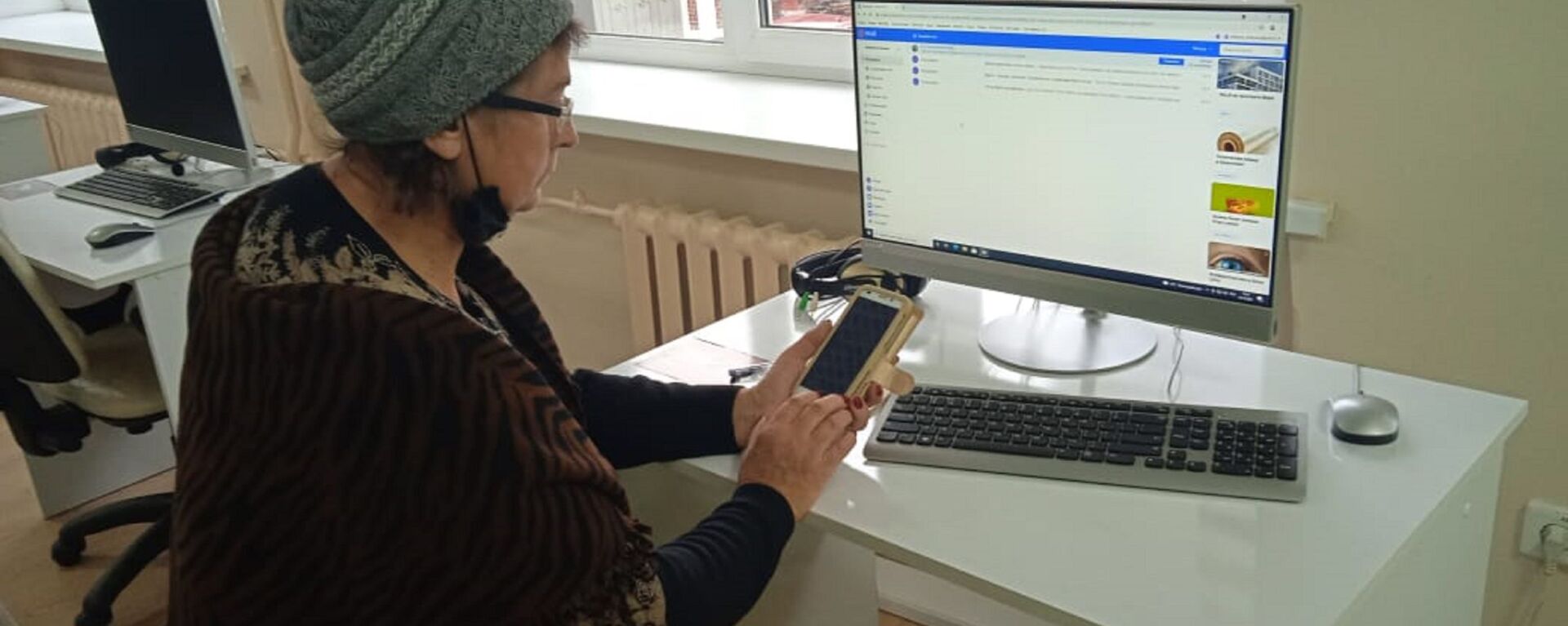 В центре пожилые люди изучают цифровые технологии  - Sputnik Казахстан, 1920, 21.12.2022