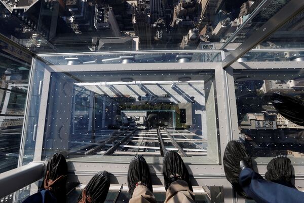 Люди едут в открытом стеклянном лифте на смотровой площадке SUMMIT One Vanderbilt в Нью-Йорке - Sputnik Қазақстан