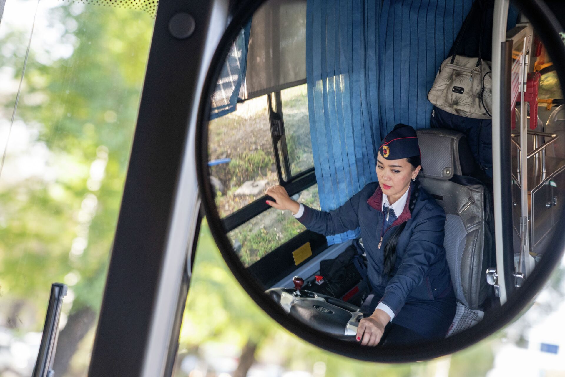 На этого водителя автобуса заглядываются пассажиры: история удивительной алматинки - Sputnik Казахстан, 1920, 31.10.2021