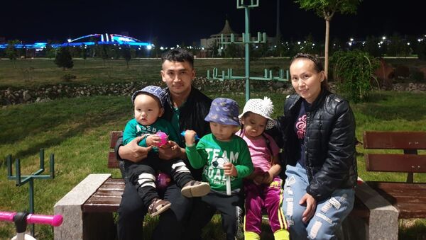 Тройняшки Гулсая, Кунсая и Нурсая пополнили семью журналиста в Алматинской области - Sputnik Казахстан