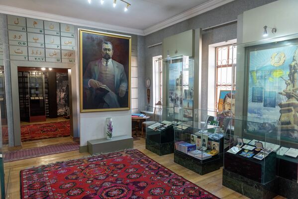 Музей насчитывает около 550 документов, 300 из которых являются оригиналами. В первом зале музея представлен портрет Ахмета Байтурсынова, написанный художником Мырзахметовым в 2006 году - Sputnik Казахстан