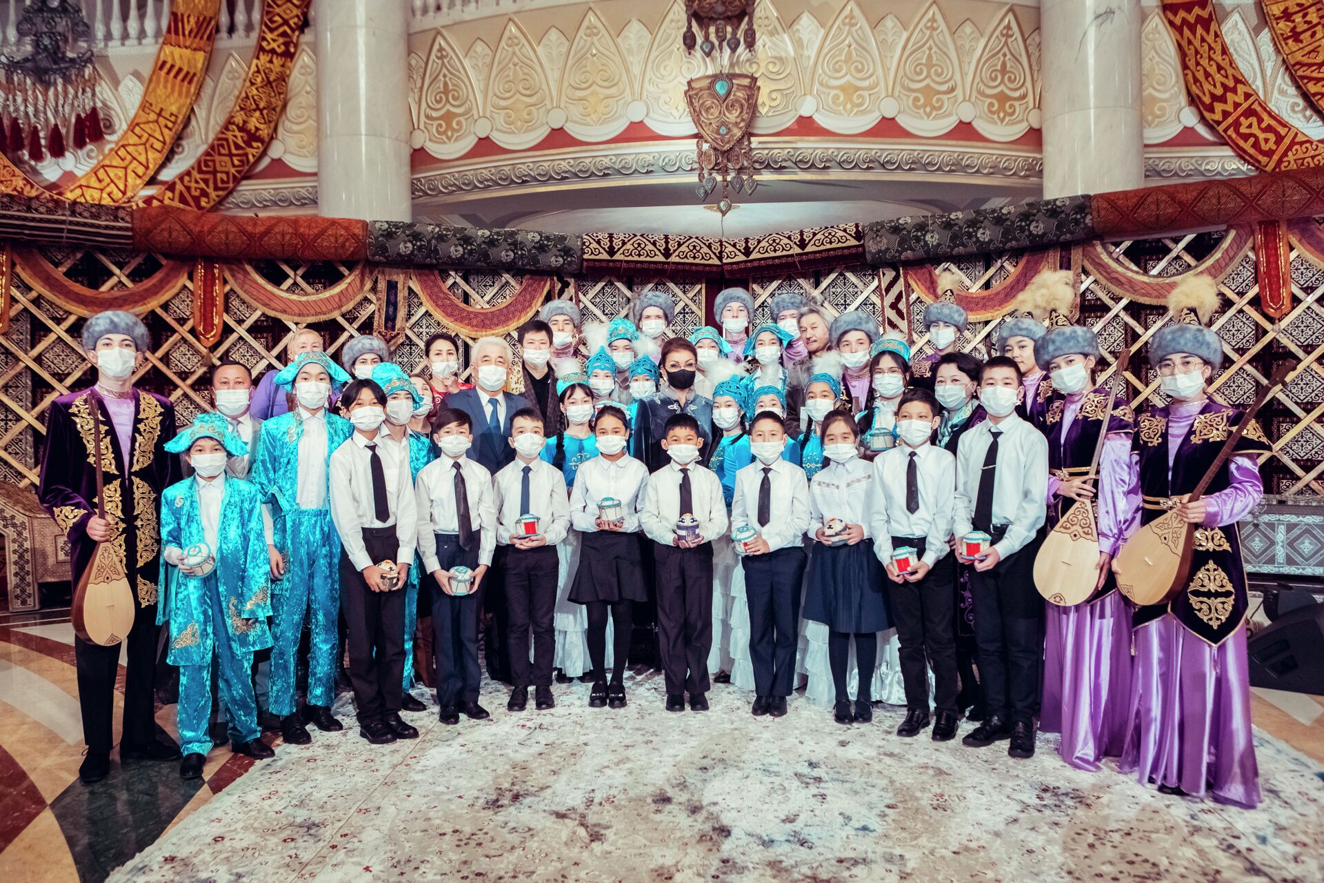 Дарига Назарбаева подарила детям 160 домбр в честь 160-летия Дины Нурпеисовой - Sputnik Казахстан, 1920, 26.10.2021
