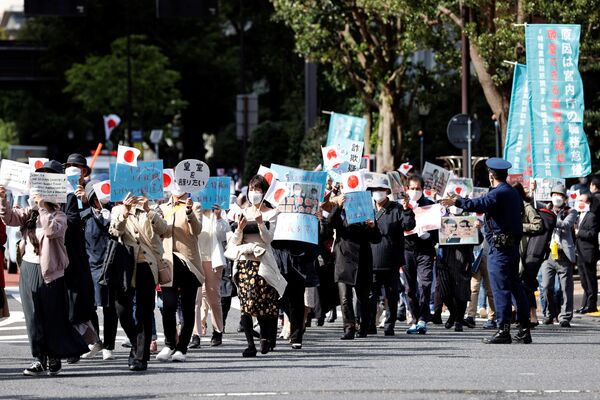 Протесты против свадьбы принцессы Мако и Кэй Комуро в Токио  - Sputnik Қазақстан