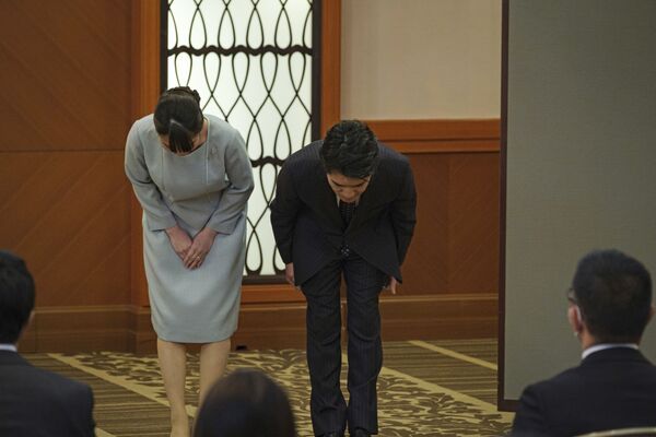 Бывшая принцесса Мако с мужем Кэй Комуро на пресс-конференции после свадьбы в Токио  - Sputnik Қазақстан