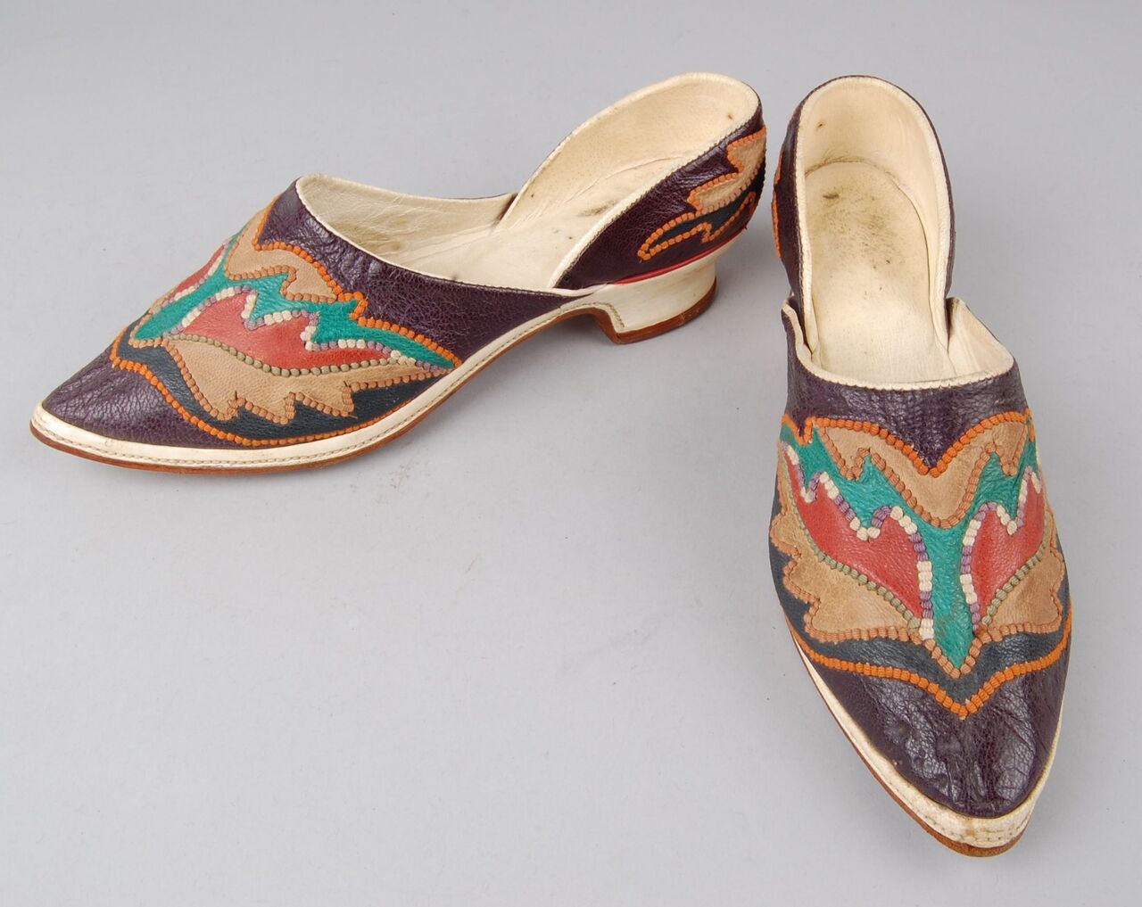 Ересек қазақ әйелі есегін көрсетеді.