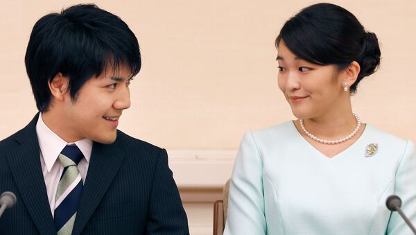 Бывшая принцесса Мако с мужем Кэй Комуро на пресс-конференции после свадьбы в Токио  - Sputnik Казахстан