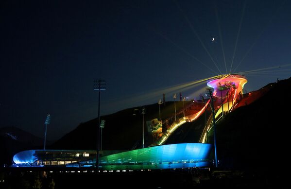 Национальный центр прыжков с трамплина ночью в Китае  - Sputnik Казахстан