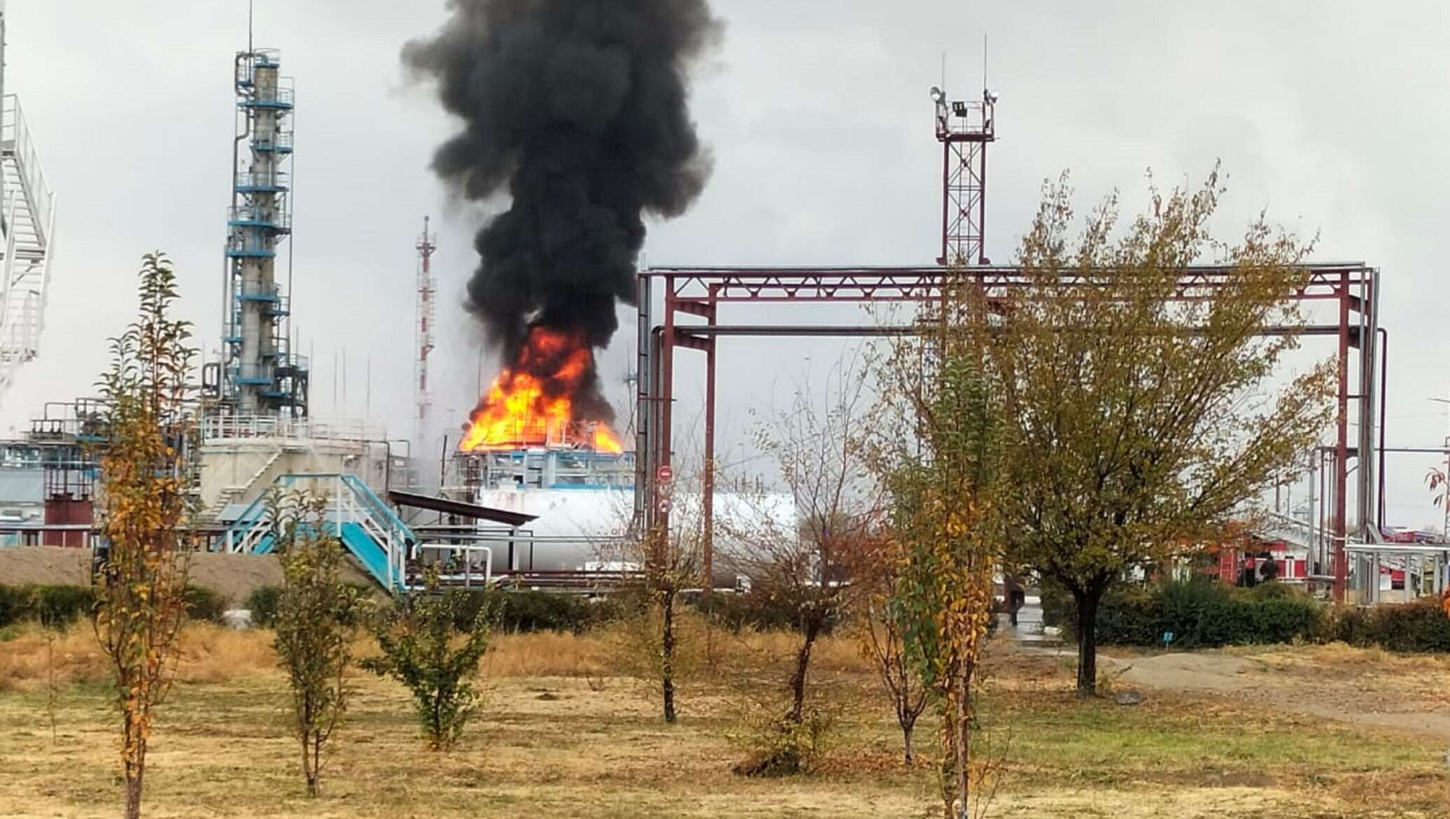 Тоо жамбыл. Амангельдинский ГПЗ. Пожар на газоперерабатывающем заводе. Авария на газоперерабатывающем заводе. Нефть горит.