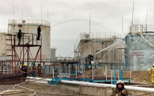 В Жамбылской области произошел пожар на нефтяных резервуарах   - Sputnik Казахстан