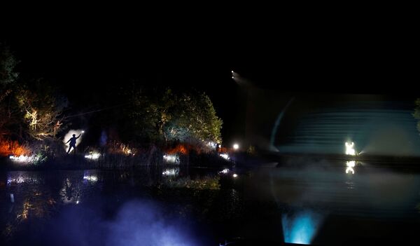Световая инсталляция, показывающая, как Гарри сражается с дементорами в «Запретном лесу Гарри Поттера» в Арли-холле, Великобритания - Sputnik Қазақстан