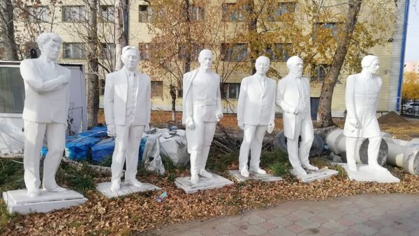 Скульптуры писателей среди строительного мусора  - Sputnik Казахстан