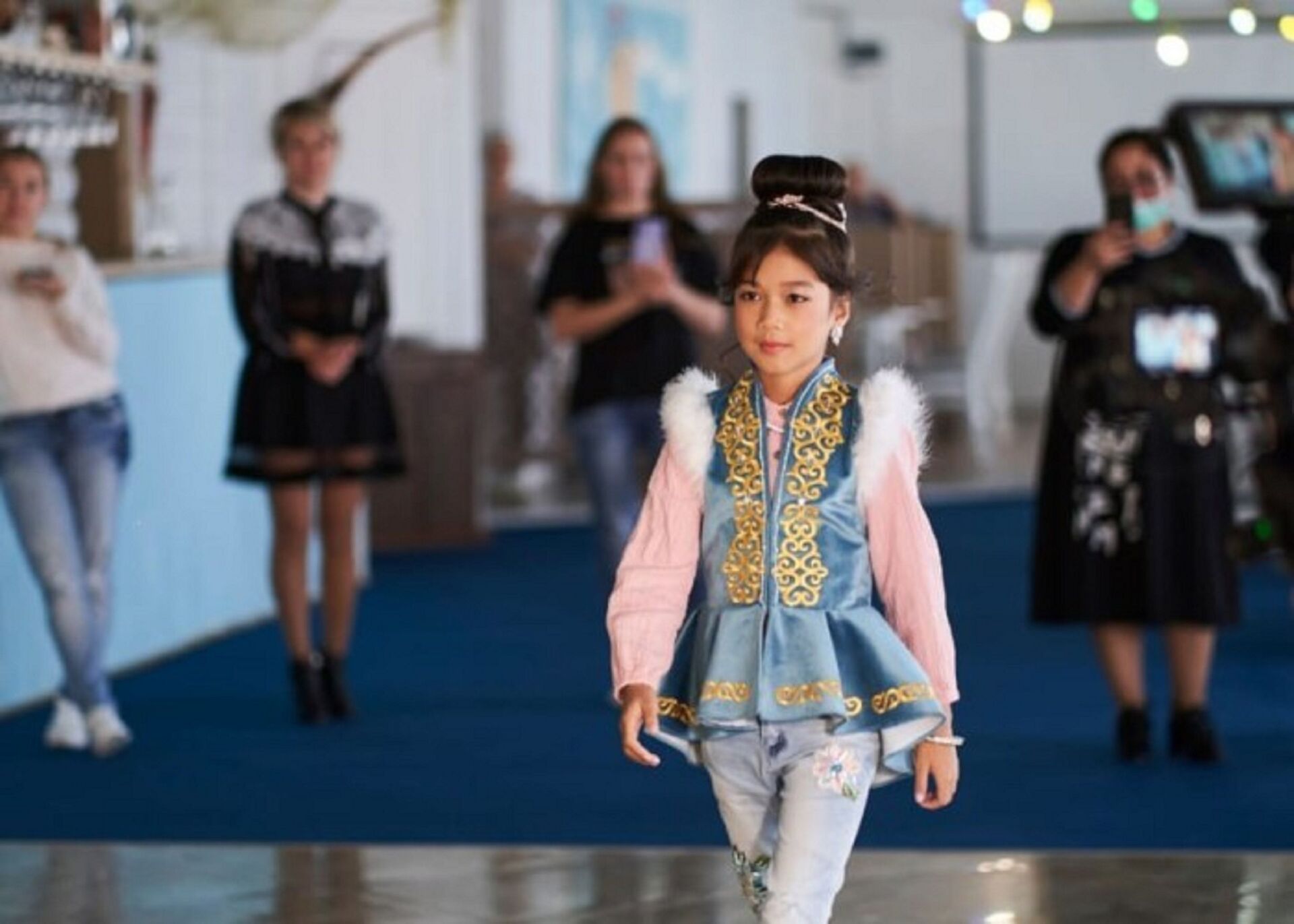 Восьмилетняя девочка из села Атырауской области стала лучшей на мировом конкурсе красоты - Sputnik Казахстан, 1920, 02.11.2021