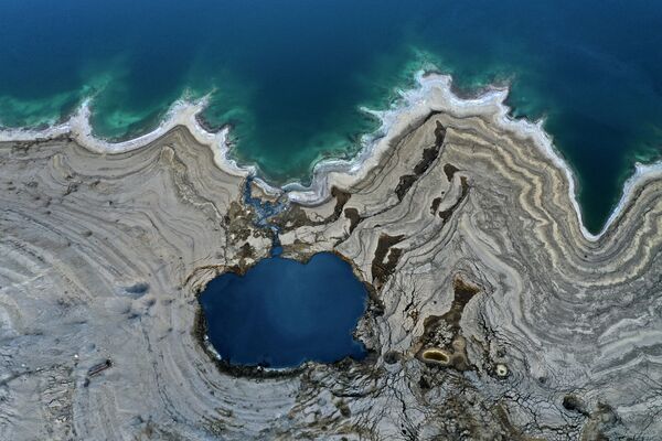 Воронки, заполненные водой, которые образовались в результате падения уровня воды в Мертвом море - Sputnik Қазақстан