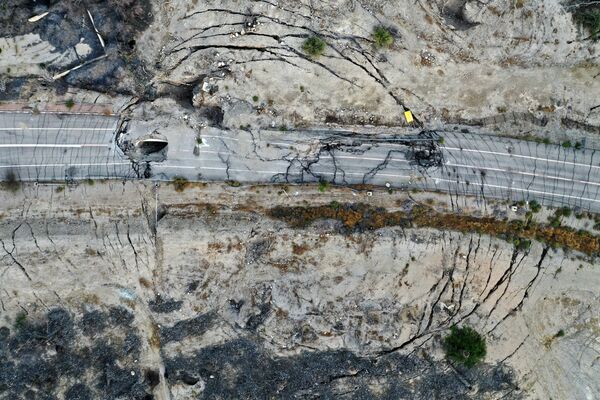 Дорога на заброшенном израильском курорте Эйн-Геди, которая была разрушена из-за воронок, образовавшихся в результате падения уровня воды Мертвого моря - Sputnik Қазақстан
