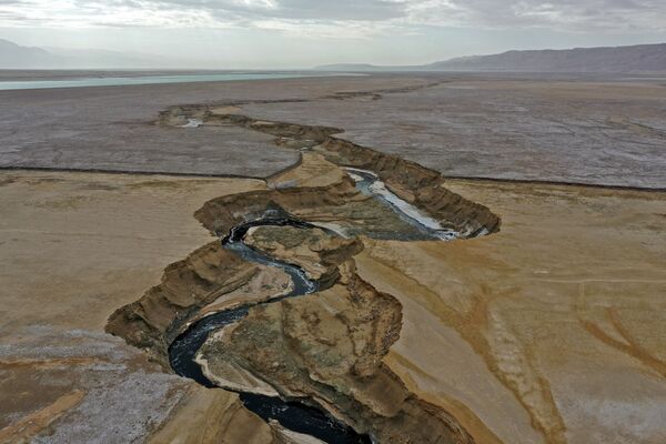 Река Араба пересекает высохший участок соляной равнины на пути к южной части Мертвого моря - Sputnik Қазақстан