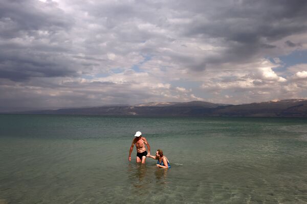 Люди купаются в Мертвом море возле израильского поселения Мицпе-Шалем на Западном берегу - Sputnik Қазақстан
