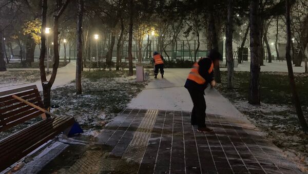 Дворники на алматинских улицах подметают снег - Sputnik Қазақстан