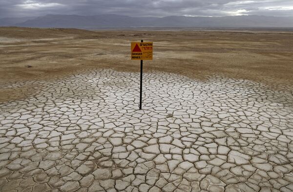 Знак, предупреждающий о минах на соляной равнине в южной части Мертвого моря - Sputnik Казахстан