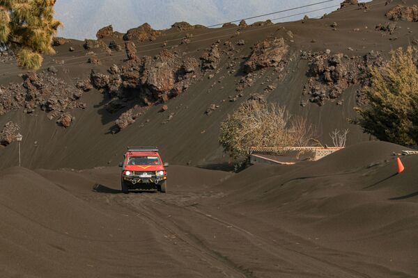 Покрытая пеплом дорога вследствие извержения вулкана на острове Пальма - Sputnik Қазақстан