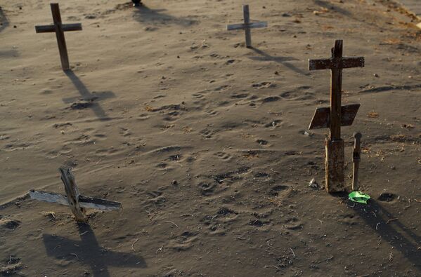 Покрытые пеплом могилы и кресты вследствие извержения вулкана на острове Пальма - Sputnik Қазақстан