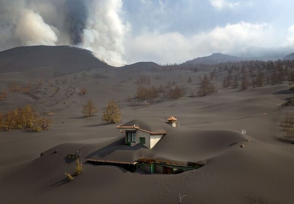 Покрытый пеплом дом вследствие извержения вулкана на острове Пальма - Sputnik Казахстан