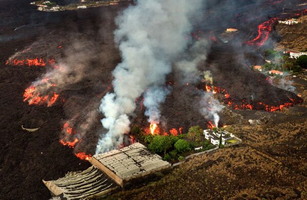 Потоки лавы разрушают дома и банановые плантации, поскольку вулкан продолжает извергаться на канарском острове Ла-Пальма, Испания - Sputnik Қазақстан