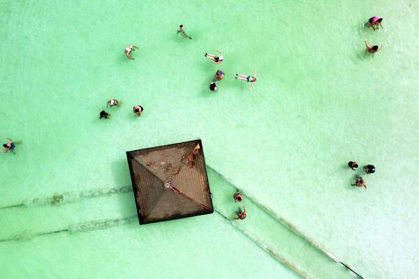 Посетители купаются в Мертвом море недалеко от Эйн-Бокека - Sputnik Қазақстан