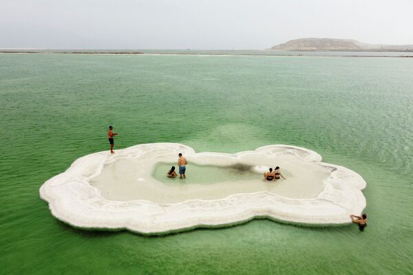 Посетители купаются в Мертвом море недалеко от Эйн-Бокека - Sputnik Казахстан
